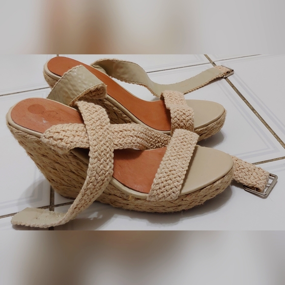 Le Château Wedges 8.5 - Picture 2 of 3